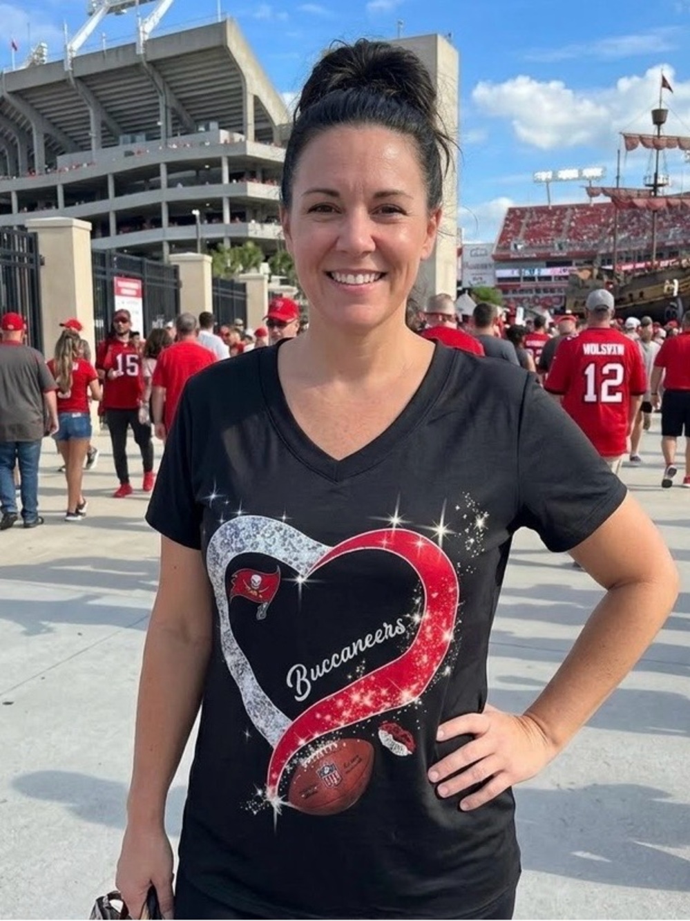 🏈 NWOT Buccaneers Heart Graphic T-Shirt Size Large